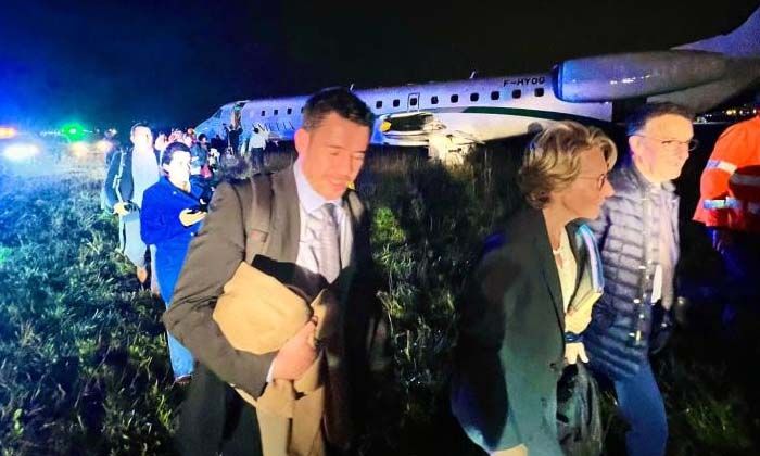 Fransız bakanın bulunduğu uçak büyük tehlike atlattı