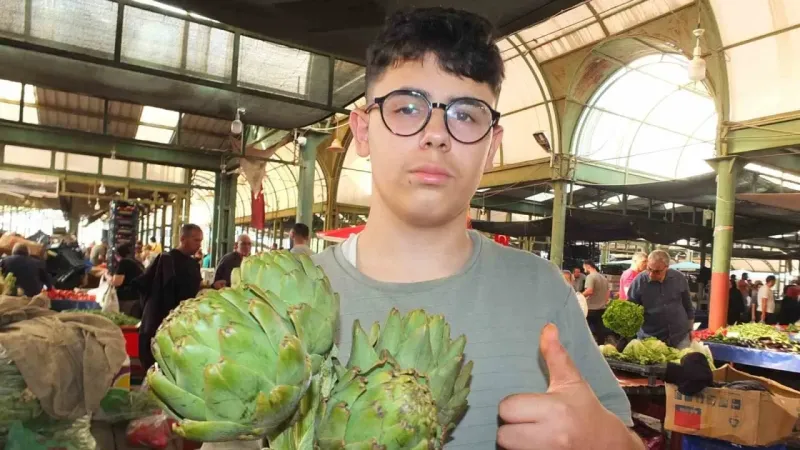 Günde 1500 enginar soyarak fenomen oldu