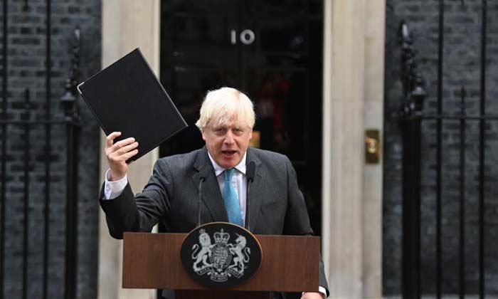 Tatilini yarıda kesip İngiltere’ye dönen Johnson, yeniden aday olacak