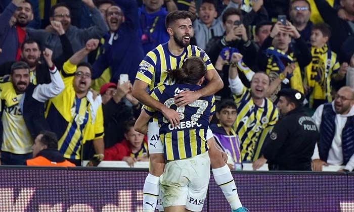 Fenerbahçe son dakikalarda attığı golle kazandı, zirveye oturdu