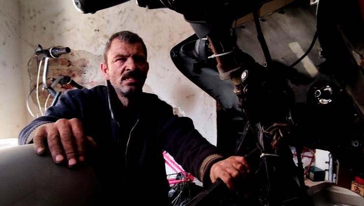 Gözleri görmüyor, hissederek 20 yıldır motosiklet tamir ediyor