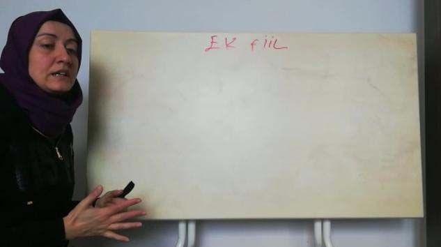 En fedakar öğretmen: Yemek masasını tahtaya çevirip ders anlattı