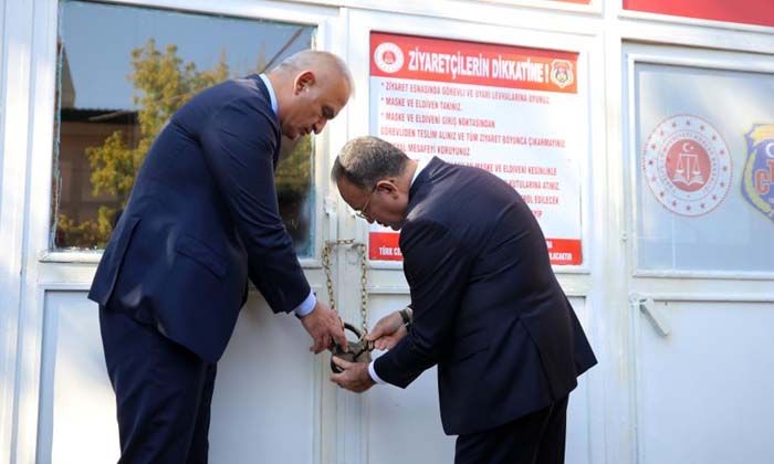 Adalet Bakanı Bozdağ, Diyarbakır Cezaevi’ne kilit vurdu