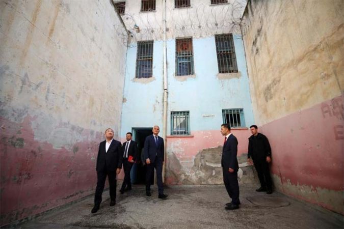 Adalet Bakanı Bozdağ, Diyarbakır Cezaevi’ne kilit vurdu