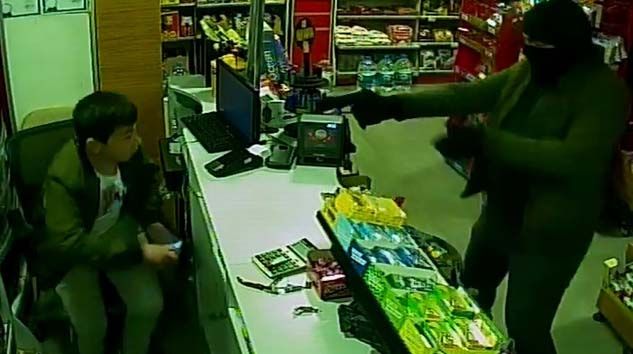 ‘Korona virüs’ maskesiyle tekel bayisini silahla soydu