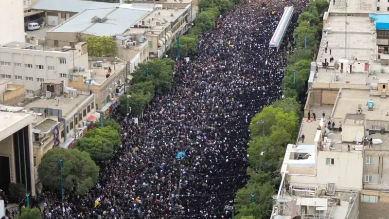 İran Cumhurbaşkanı Reisi’yi 3 milyon kişi son yolculuğuna uğurladı