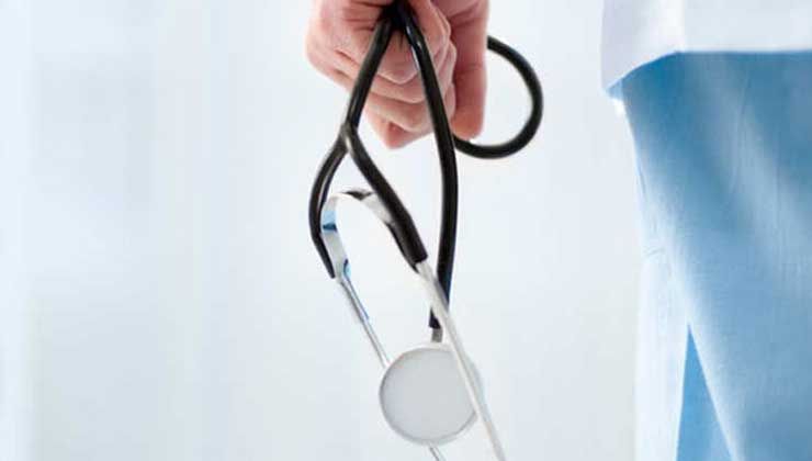 İzmir’de istirahat raporu için para istediği ileri sürülen doktor açığa alındı