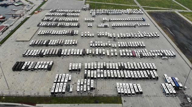 Şehirler arası hatlardan çekilen yüzlerce otobüs Yenikapı meydanını doldurdu