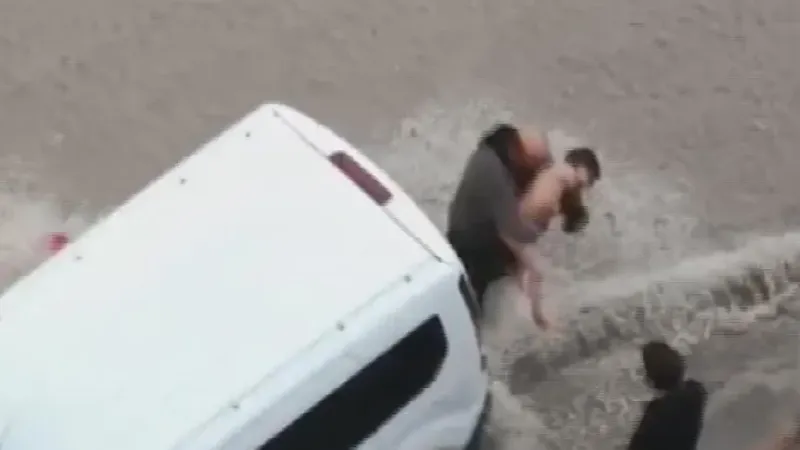 Ankara’da sele kapılan 2 çocuk hareket halindeki ve park halindeki araçların altına sıkıştı