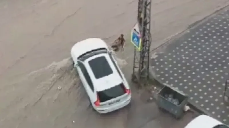 Ankara’da sele kapılan 2 çocuk hareket halindeki ve park halindeki araçların altına sıkıştı