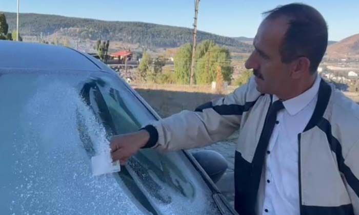 Kars eksi 8’i gördü, araçların camları buz tuttu
