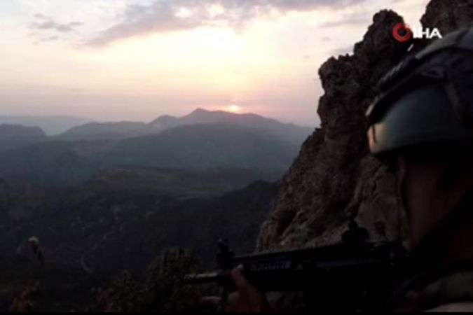 MSB’den “Her dağın zirvesi Mehmetçik” paylaşımı