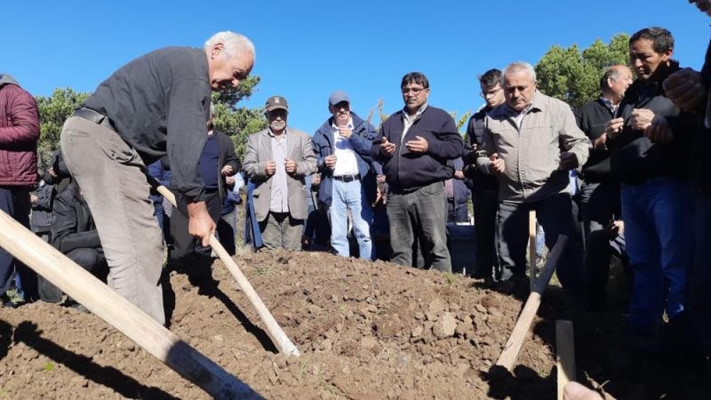Ağabey ile kardeşi yan yana toprağa verildi