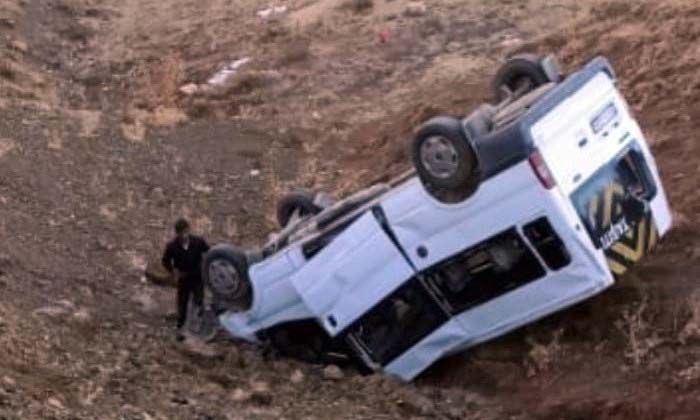 Yüksekova’da minibüsün uçuruma yuvarlandığı kazada 11 öğrenci yaralandı