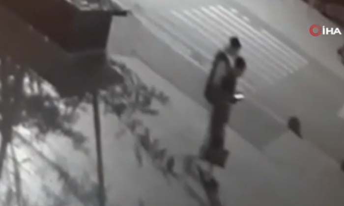 80 bin TL olan çantasını parkta çaldırdı, 2 saat içinde polis imdadına yetişti