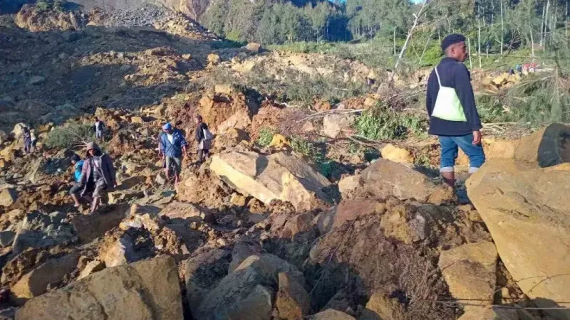 Papua Yeni Gine basını: “Toprak kaymasında 300’den fazla kişi toprak altında”