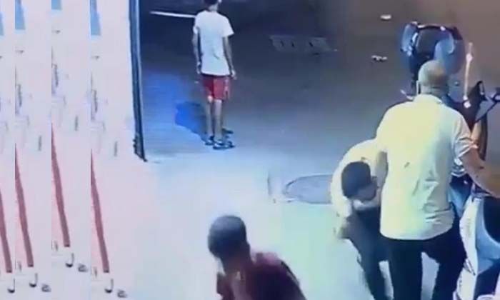 Cep telefonu bomba gibi patladı