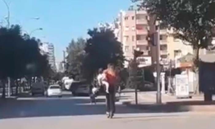 Sorumsuzluk! Scooterdaki anneye tepki yağdı