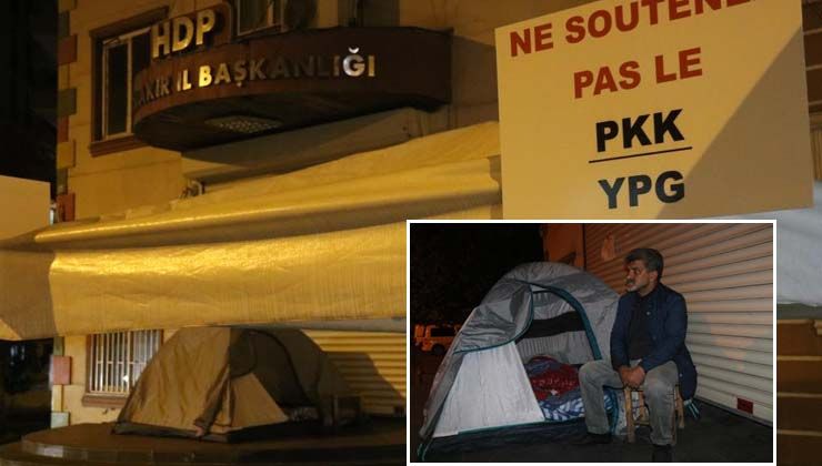 Çaresiz baba evladının götürüldüğü kapıda gece çadır kurarak bekliyor