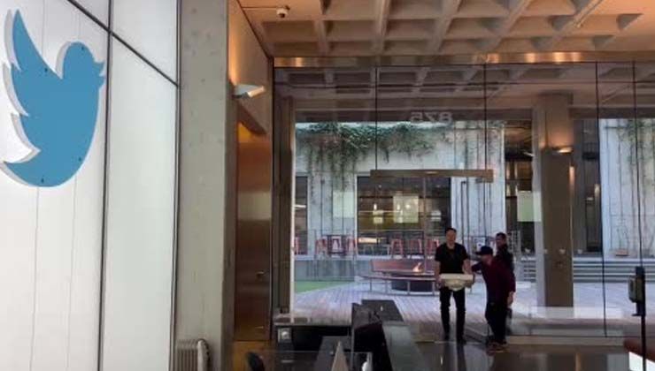 Elon Musk, Twitter Genel Merkezi’ne elinde lavaboyla girdi