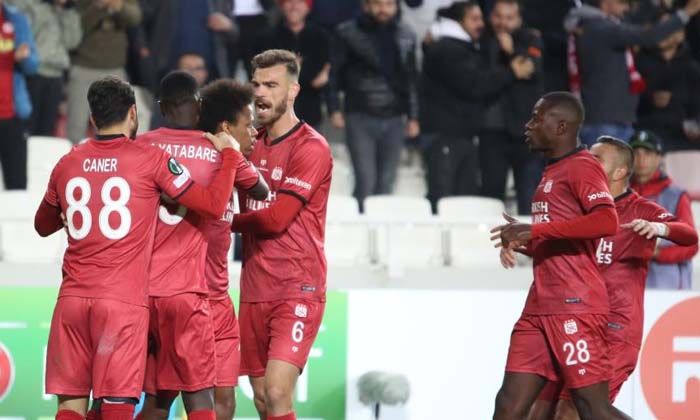 Sivasspor üç puanı üç golle aldı