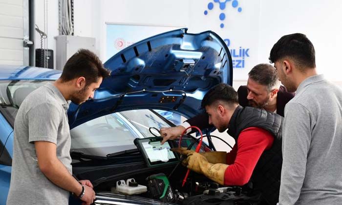 İTO yerli otomobil öncesi ‘elektrikli araç tamiri’ için eğitim süreci başlattı