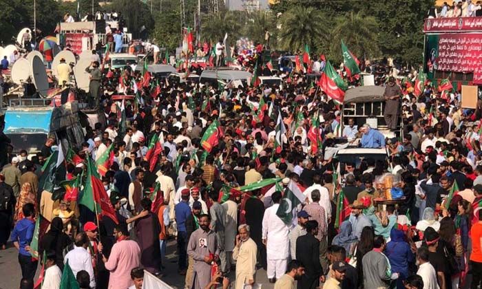 Eski Başbakanı İmran Han binlerce destekçisiyle İslamabad’a gidiyor