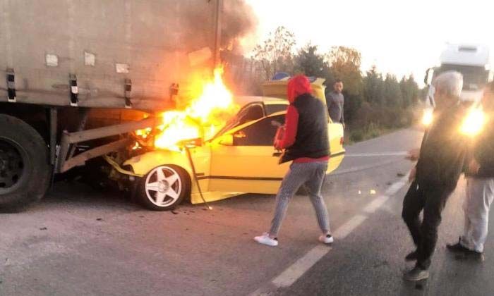 Seyir halindeki otomobil bir anda yandı