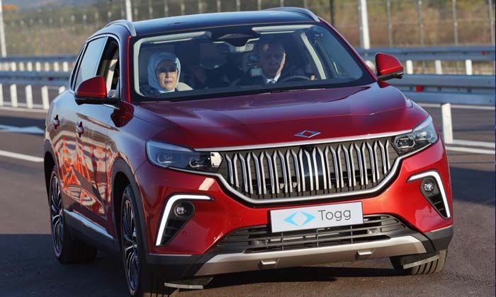 Yerli otomobil Togg banttan indi, Cumhurbaşkanı Erdoğan kullandı