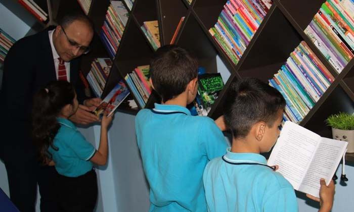 “Babam sayesinde 20 öğretmen, 6 doktor yetişti” dedi, köyüne kütüphane yatırdı