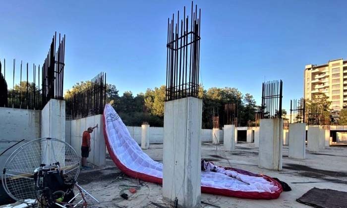 Paramotorla inşaat alanına düşen baba-kız ölümden döndü