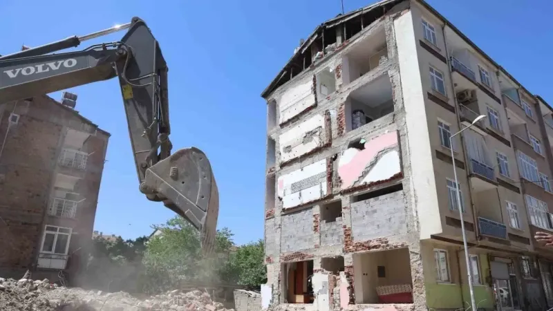 Yıkım çalışmasında ortaya çıktı, 35 yıldır 2 bina tek duvarı kullanmış