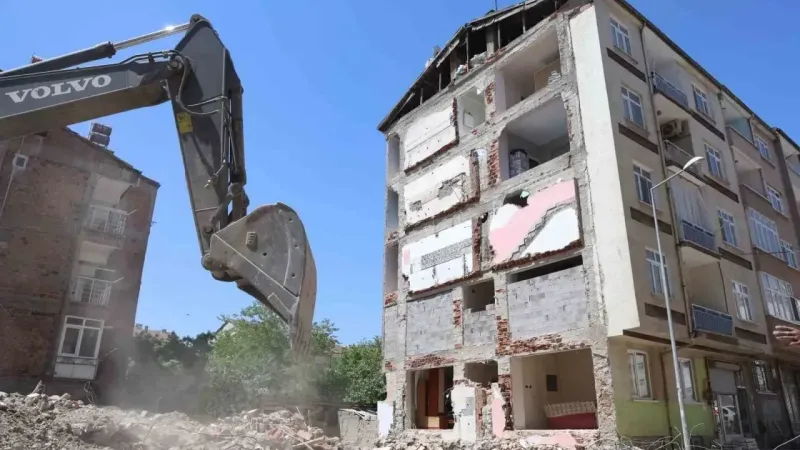 Yıkım çalışmasında ortaya çıktı, 35 yıldır 2 bina tek duvarı kullanmış