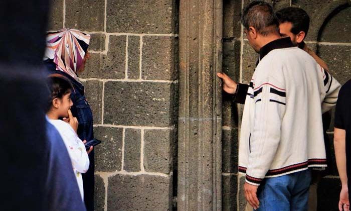 El Cezeri’nin depremin habercisi olan tarihi sütunlarını gören turistler hayran kalıyor