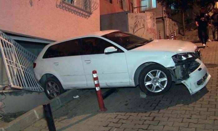 Beşiktaş’ta yokuş aşağı kayan otomobil eve daldı