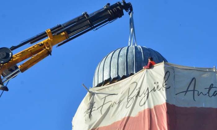 Tarihi Saat Kulesi 80 yıl aradan sonra kubbesine kavuştu