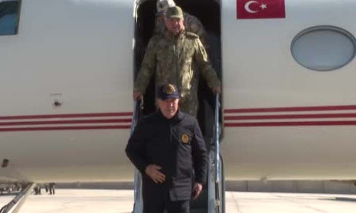 Bakan Akar, komutanlarla sınıra gitti