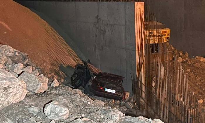 Kağıt gibi ezilen otomobil 4 kişiye mezar oldu