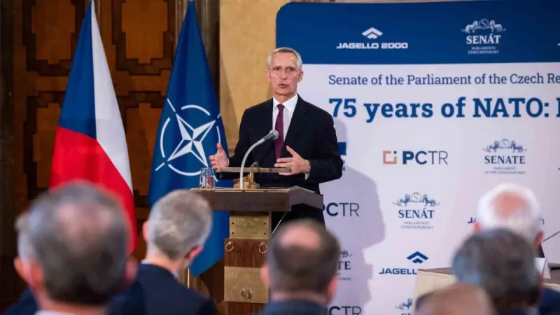 Stoltenberg: “Ukrayna’nın kendini savunma hakkı, Ukrayna dışındaki meşru askeri hedefleri vurmayı da içerir”
