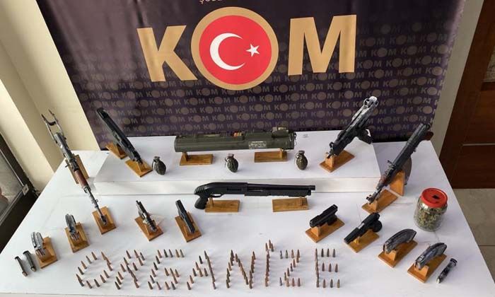 İstanbul’da lav silahı, kalaşnikof, el bombası ele geçirildi