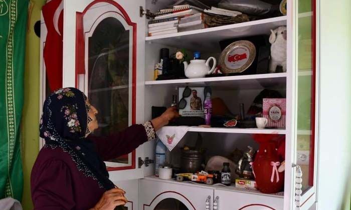 Hataylı şehit annesi oğlunun hatıralarını özel odada yaşatıyor