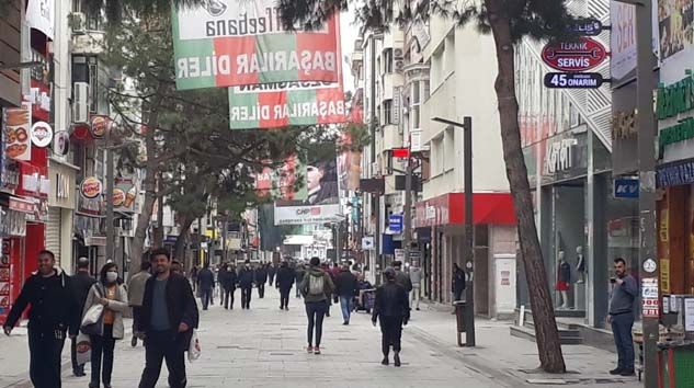 Uyarılara aldırış etmeyen vatandaşlar Karşıyaka’da sokakları doldurdu