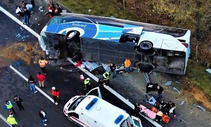 Bolu’da yolcu otobüsü devrildi: Ölü ve yaralılar var