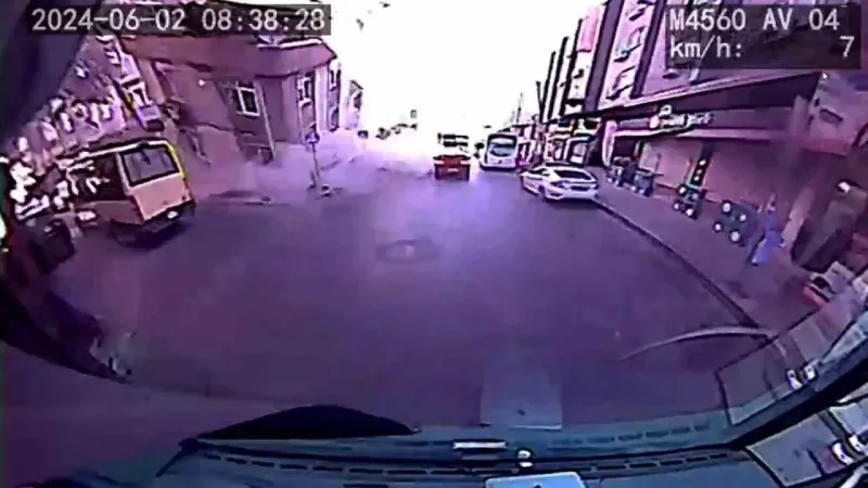 Küçükçekmece’de binanın çöktüğü anlar araç kamerasında Küçükçekmece’de binanın çöktüğü anlar araç kamerasında