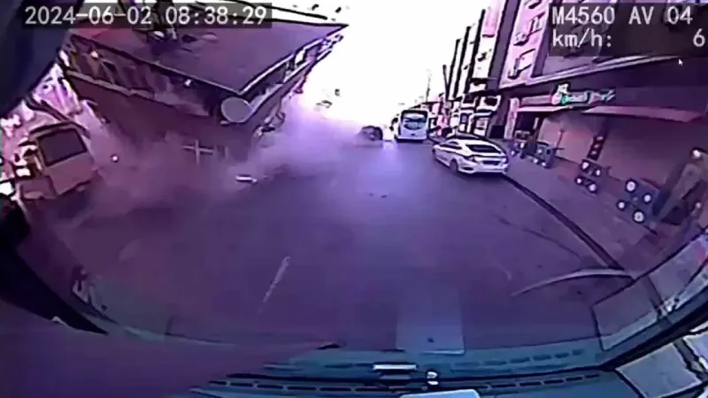 Küçükçekmece’de binanın çöktüğü anlar araç kamerasında Küçükçekmece’de binanın çöktüğü anlar araç kamerasında