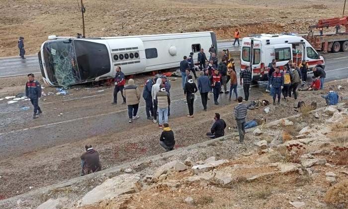 Sivas’ta göçmenleri taşıyan otobüs devrildi! Ölü ve yaralılar var