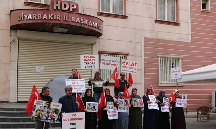 HDP önünde evlat nöbetine bir aile daha katıldı