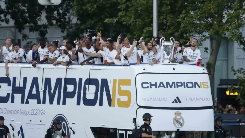 Real Madrid, Şampiyonlar Ligi kupasıyla şehir turu attı Real Madrid, Şampiyonlar Ligi kupasıyla şehir turu attı