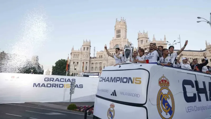 Real Madrid, Şampiyonlar Ligi kupasıyla şehir turu attı Real Madrid, Şampiyonlar Ligi kupasıyla şehir turu attı