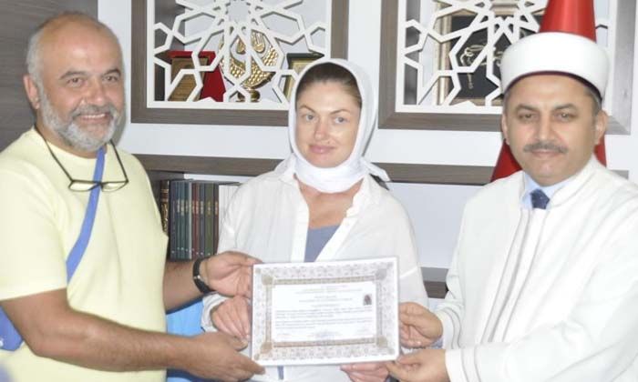 Sabah ezanından etkilenen Ukraynalı kadın Müslümanlığı seçti